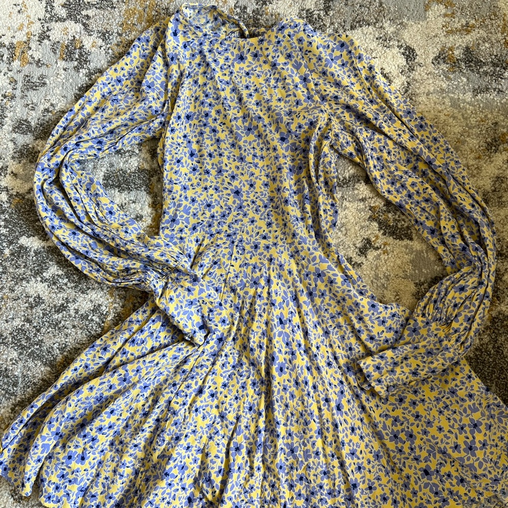 Boutique keyhole back dress